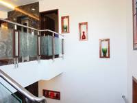 adyar-multi-level-house-staircase-wall-niche