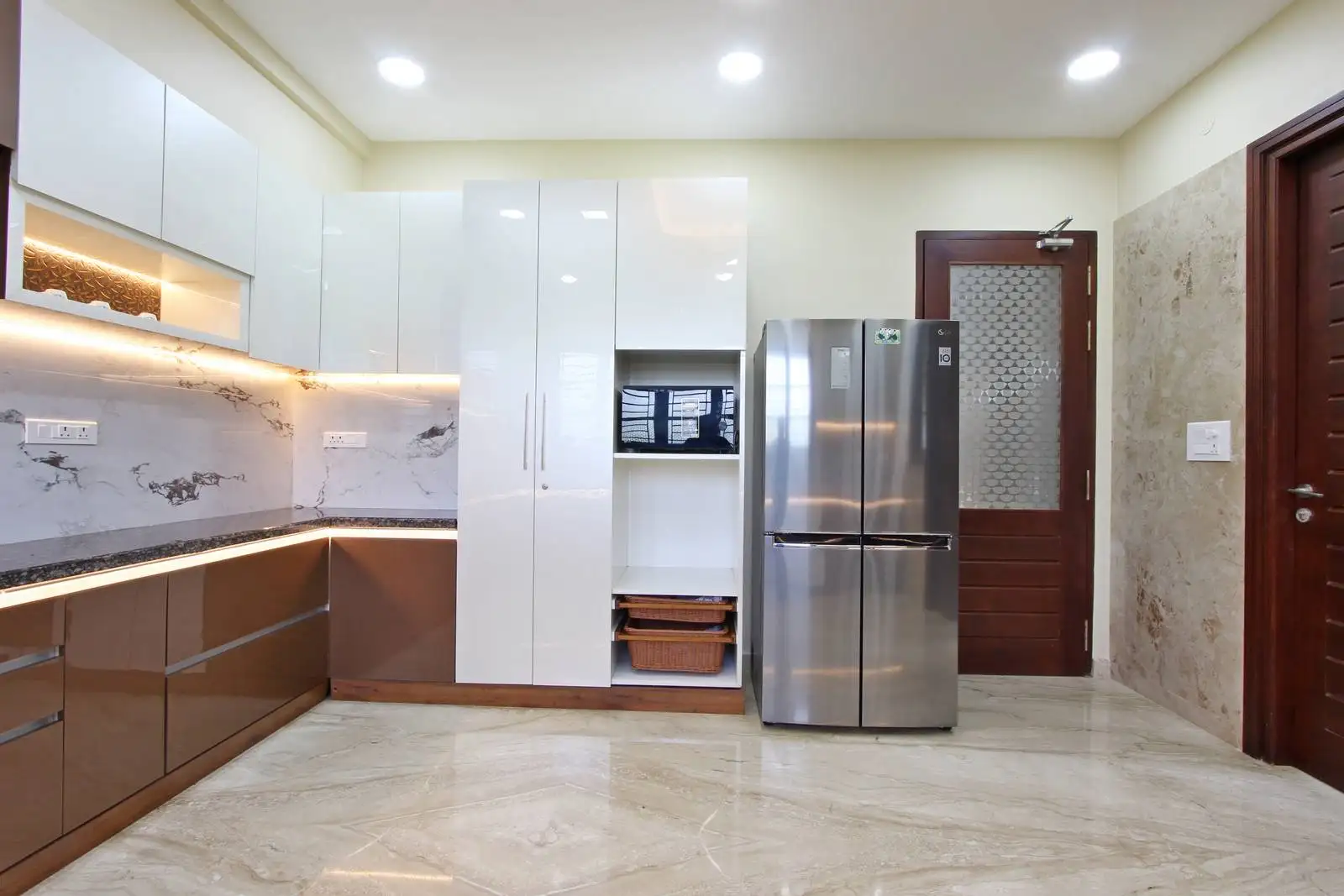 The kitchen features an efficient L-shaped layout, maximizing corner space and providing ample countertop area for food preparation and cooking.