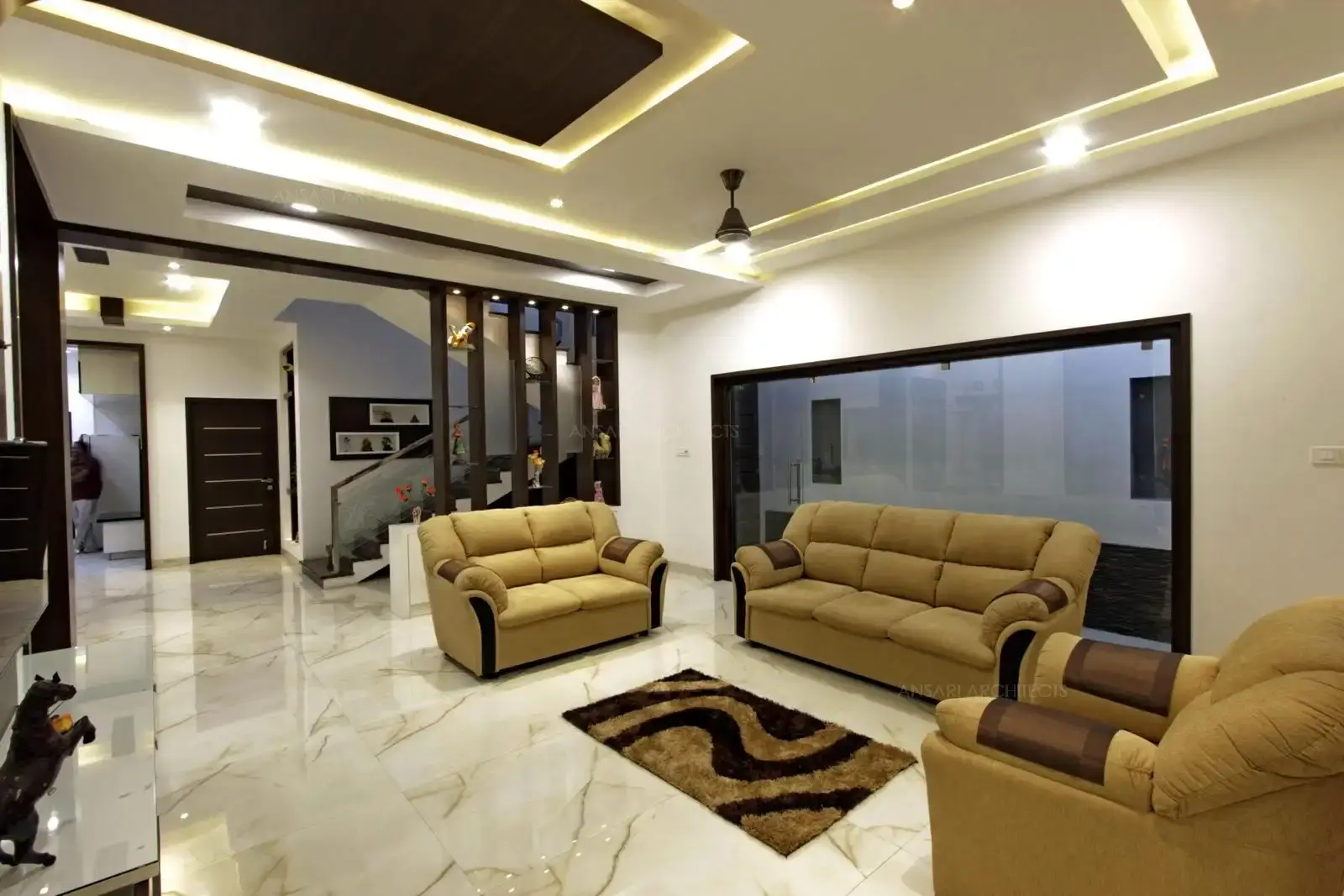 The large openings with glass welcome natural light into the space, the decorative panels over ceilings, abundance to verticality like the vertical beams here match the accent.
