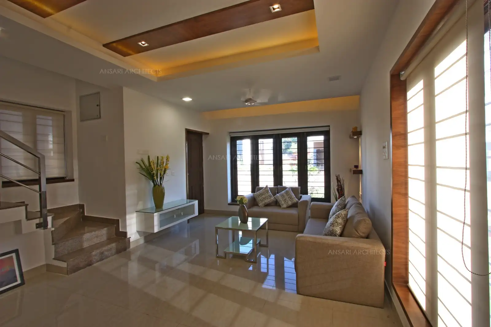 Living room with large windows for natural light and a recessed ceiling with wood accents.
Designed for a bright, warm, and visually spacious ambiance.