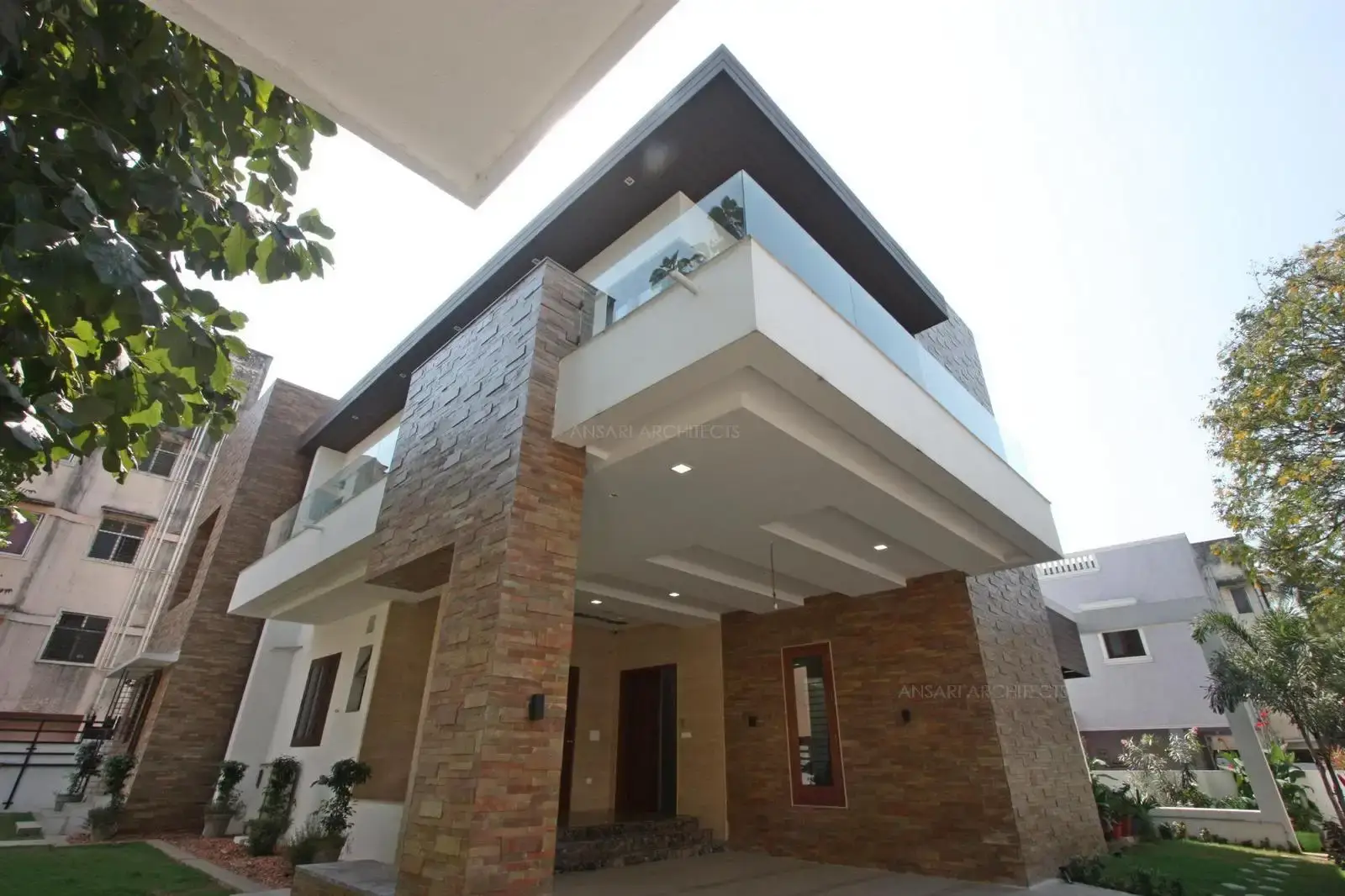The exterior of the building is a composition of architectural elements and is a perfect contemporary design. The aesthetics blend harmoniously with the design language. Light streams in through large glass windows and sitout spaces develop a modern interpretation of spaces.
