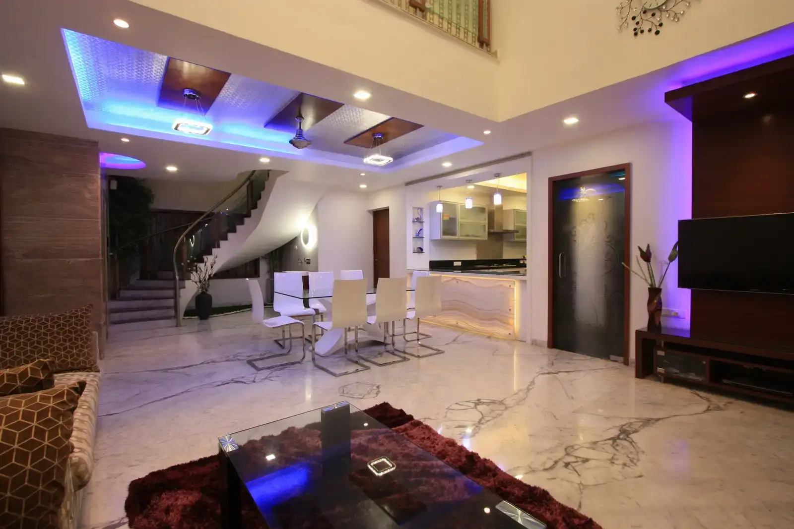 All the furniture selected are sleek and simple to match the contemporary style of the house.