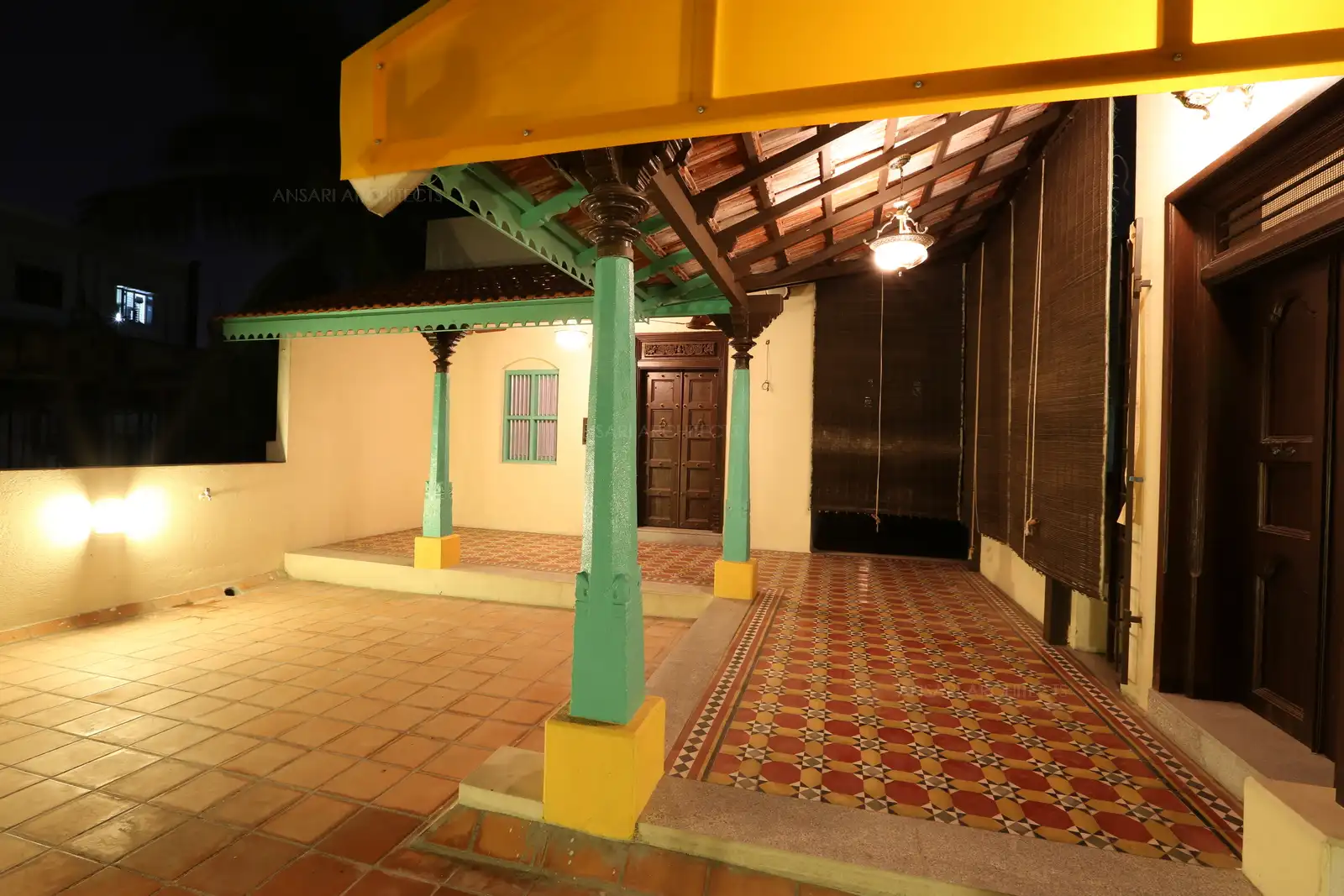 A piece of real Chettinad House recreated in terrace gives a taste of traditional style in the terrace area. Real stone pillars and wooden rafters from Chettinad Karaikudi were brought and assembled here.