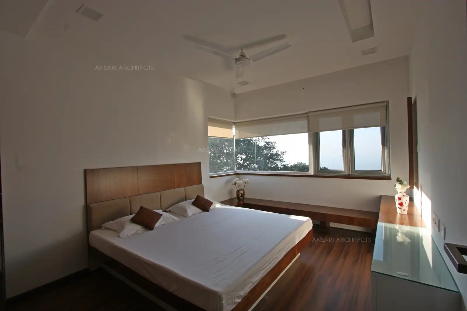Open layout with minimal furniture for a spacious atmosphere. There is a built-in bench under the window, which can be used for seating or as a display surface.