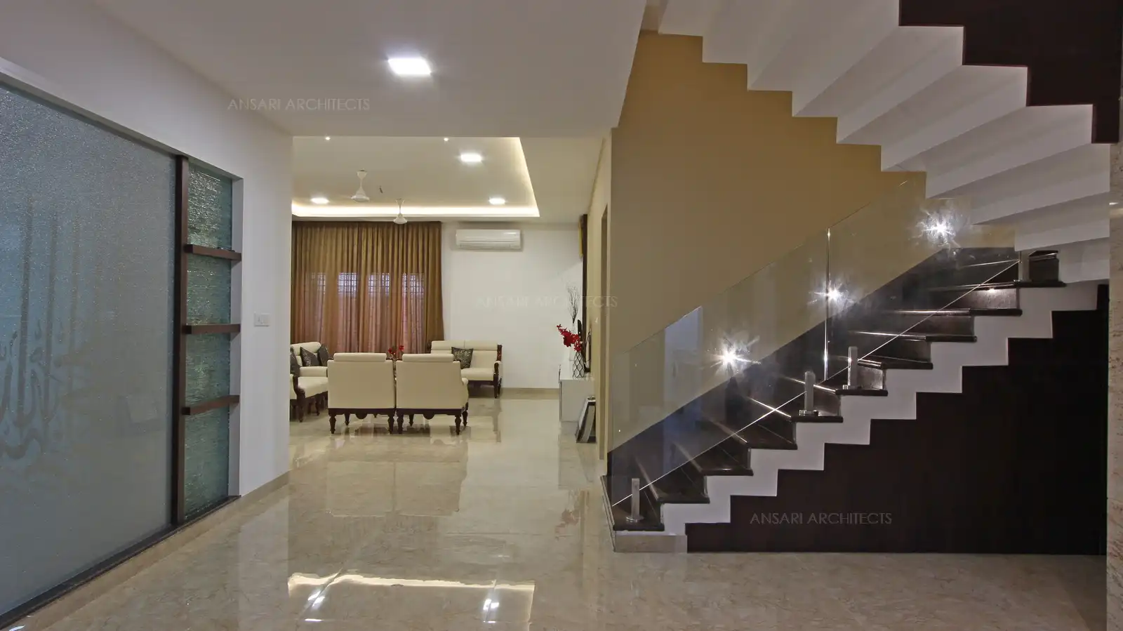 Glass handrails bring in lightness and reduce the overall visibility of the staircase. Staircase with neutral tones impart contemporary effect.