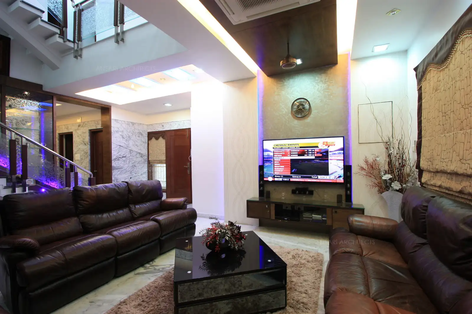 Luxury combined with contemporary style difines this living area with simple TV unit and rich sofas