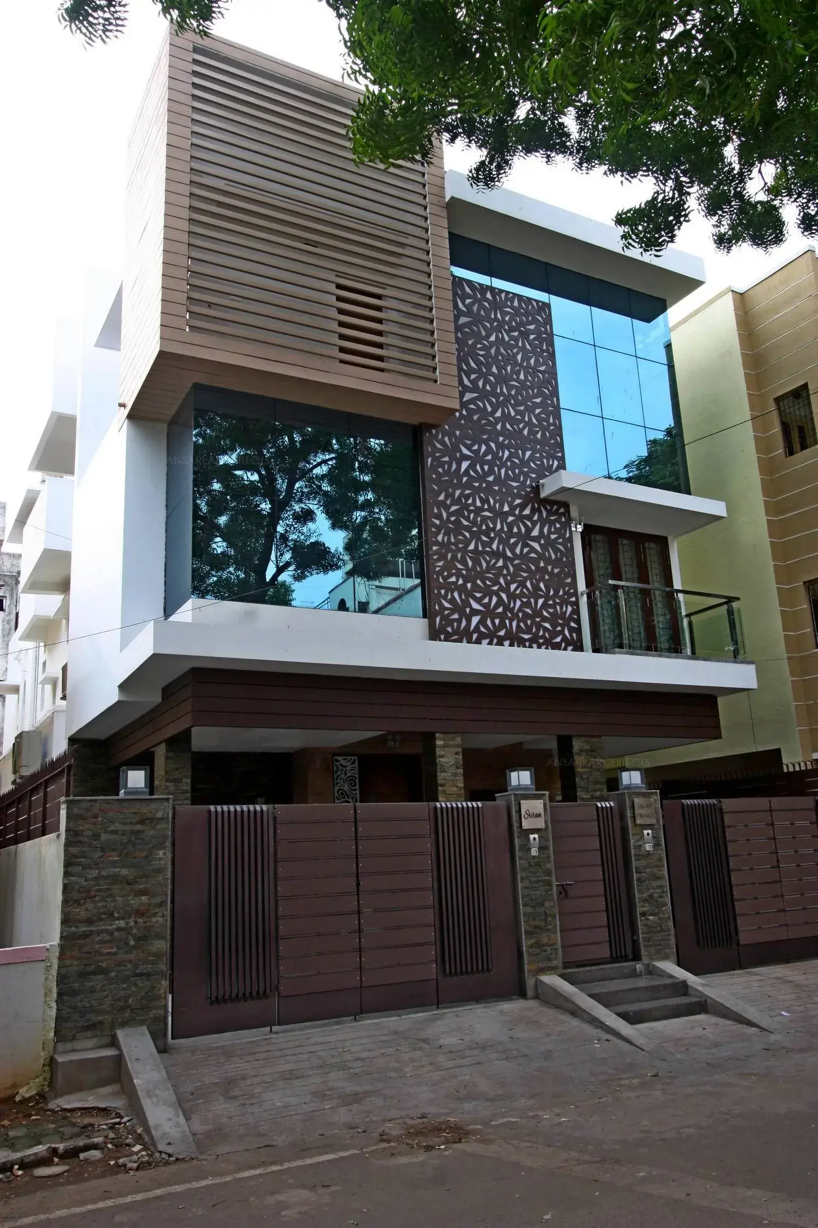 A play of different elements come together to create contemporary appearance with curtain glass. 