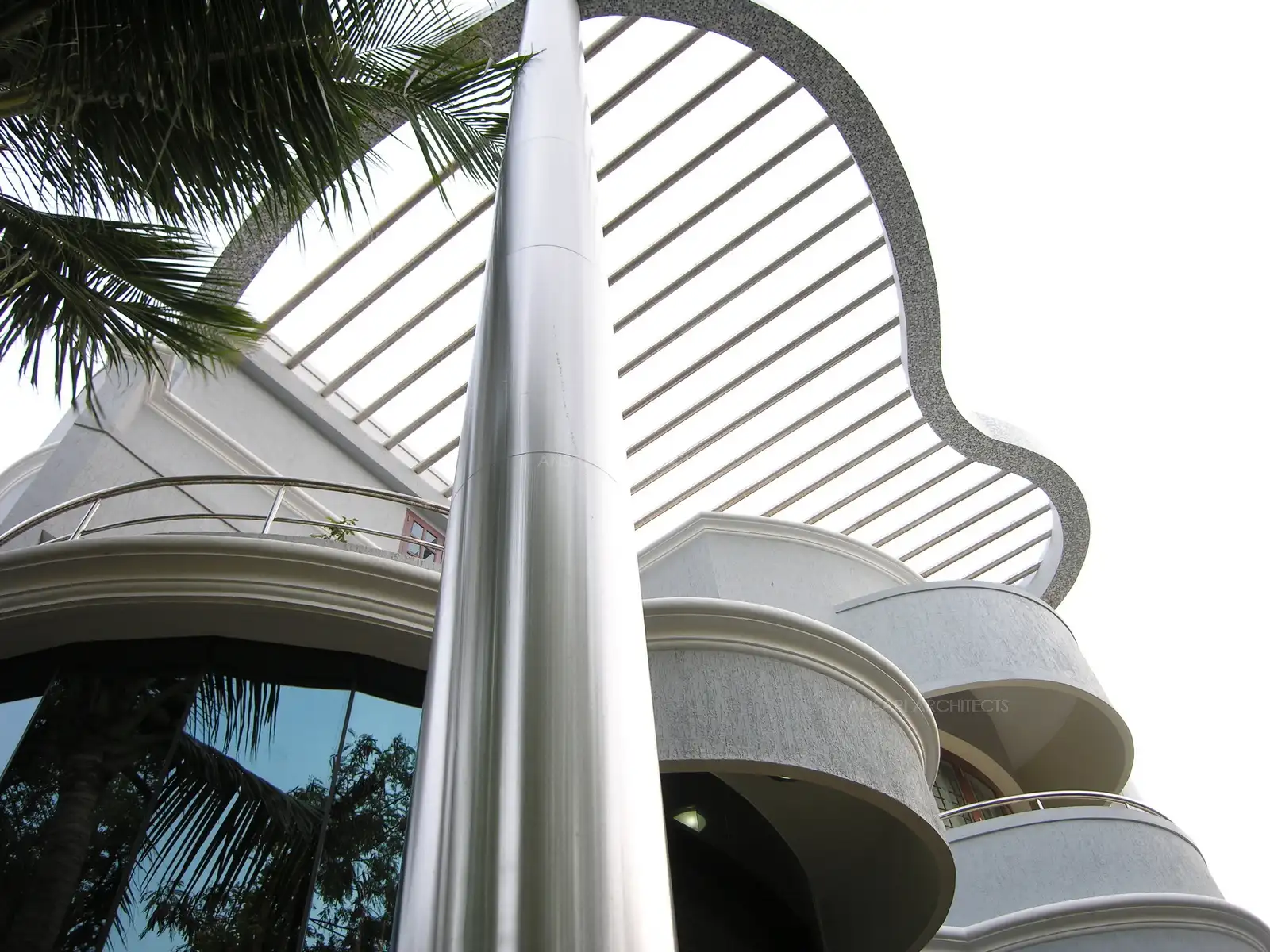 The front pergola is supported by stainless steel clad column and the stainless steel pergola beams, which prevent the seaside rust forming.
