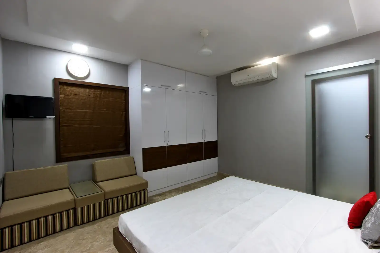 The contrasting colour of the couch on the opposite side of the bedroom blendes well.