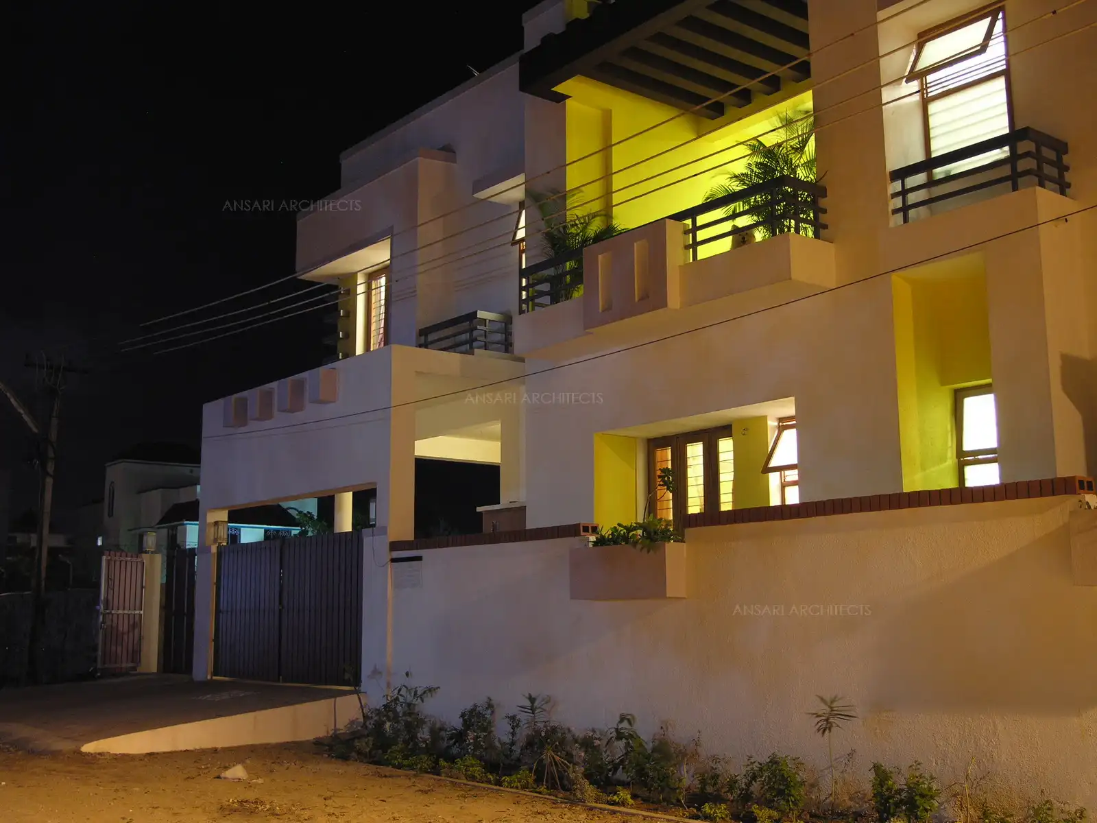 Simple sleek lines created in the exterior of the house gives a modern and contemporary look.