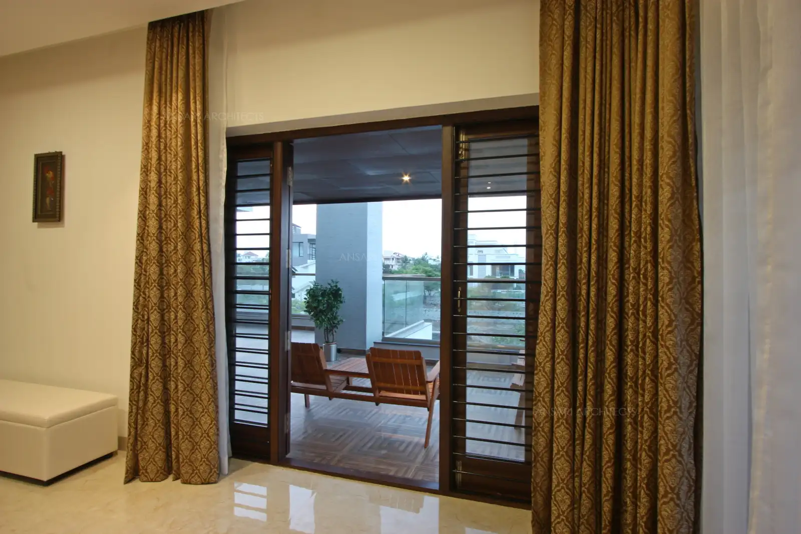 Connective sitout space through the family space, brings in warmth through the natural light.