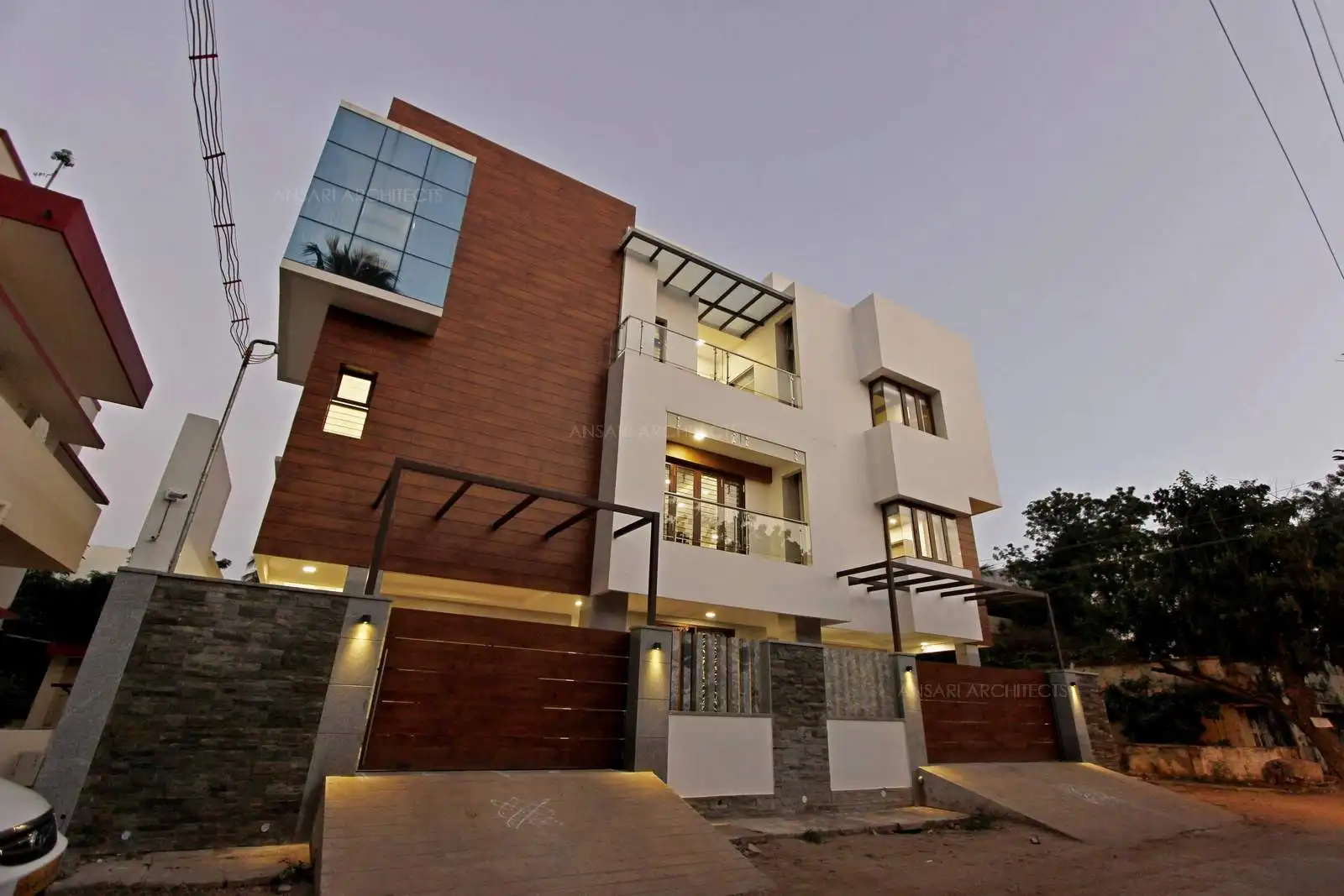 The projections and recessions creates a interesting composition for the overall massing. The metal sections add upto the pergola feature for enclosure like the entire massing of the house is composed wih different design elements put together.