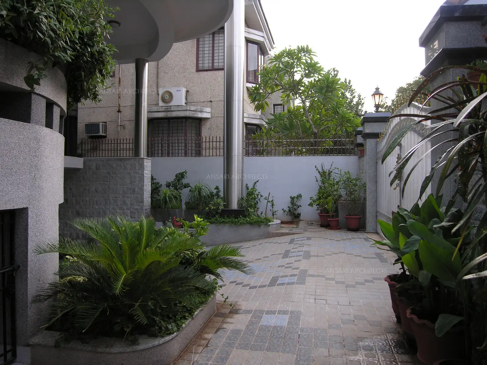 Entry to the basement serves as car parking, the side walls finished with rough granite stone.
