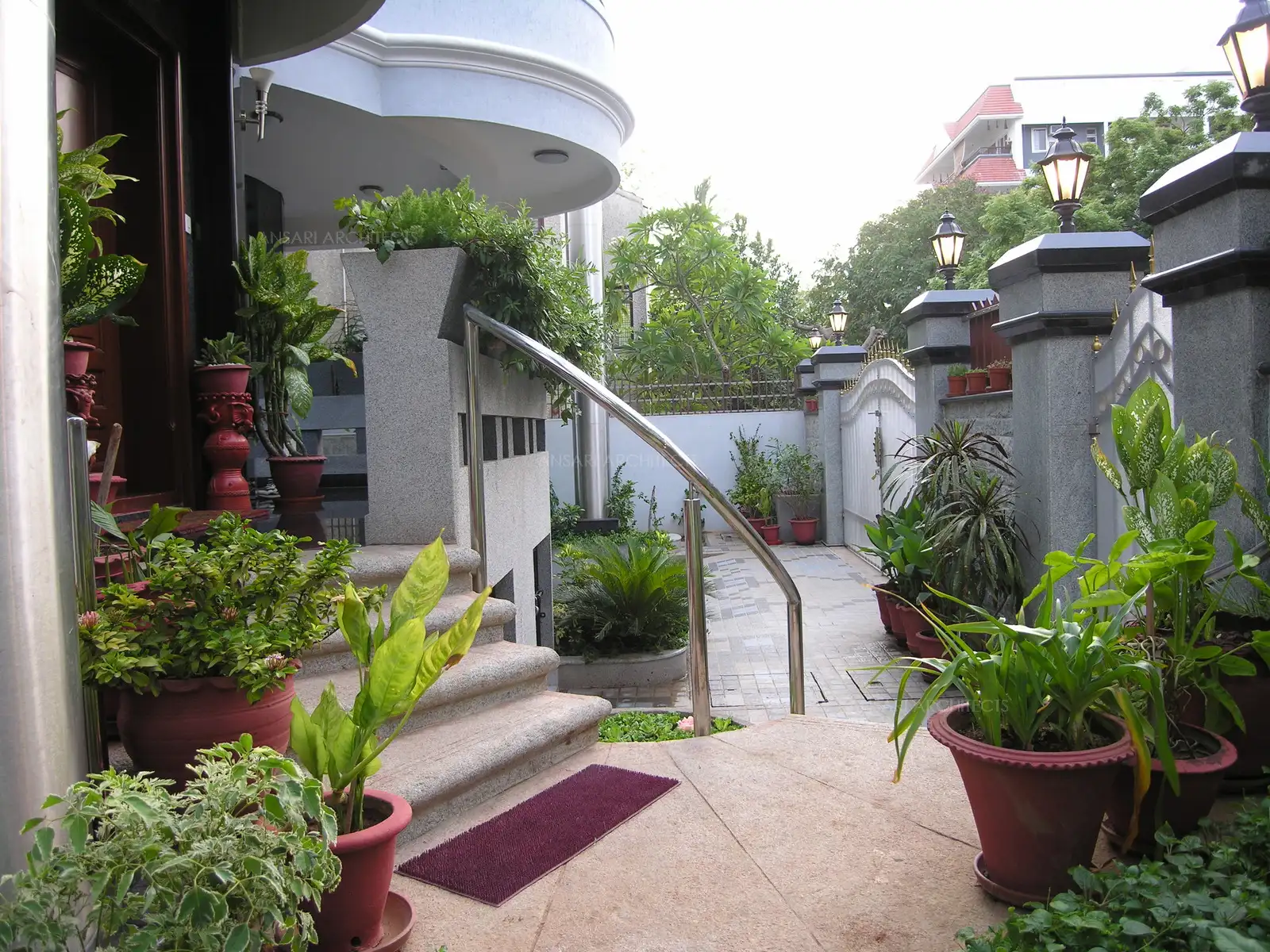 The rough stone steps give proper grip during the rains and forms a beautiful landscaping pattern along with the design landscape.
