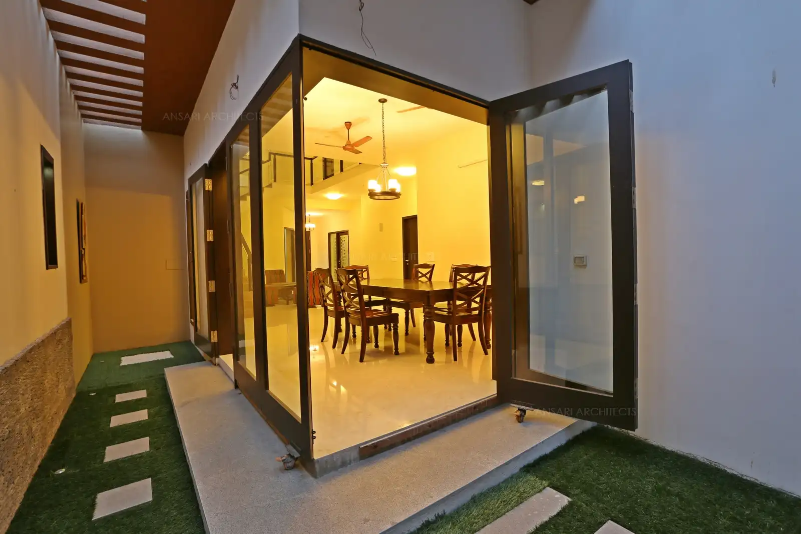 Corner courtyard in dining room.