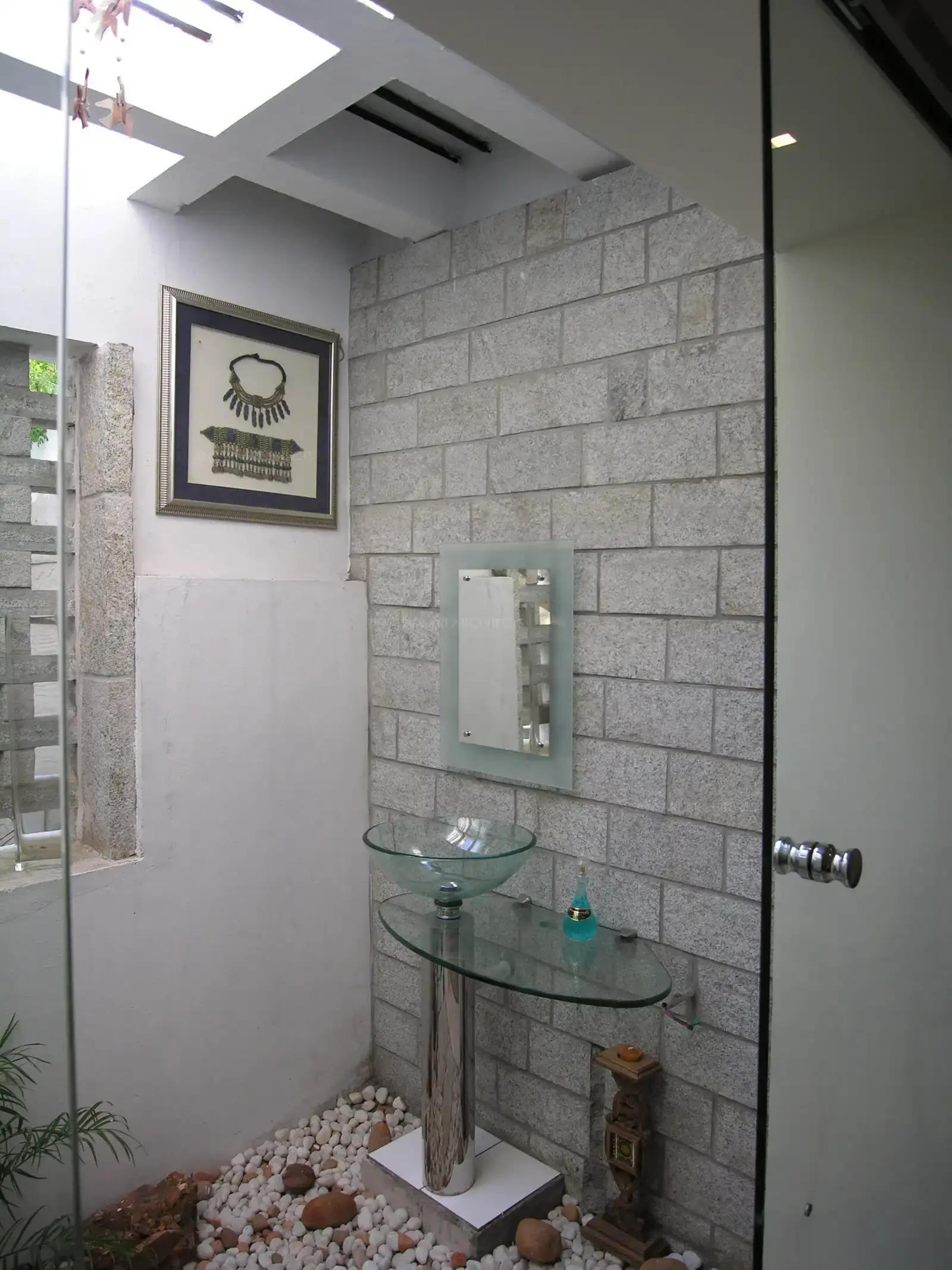 Wash basin area neatly planned in the courtyard of dining room.