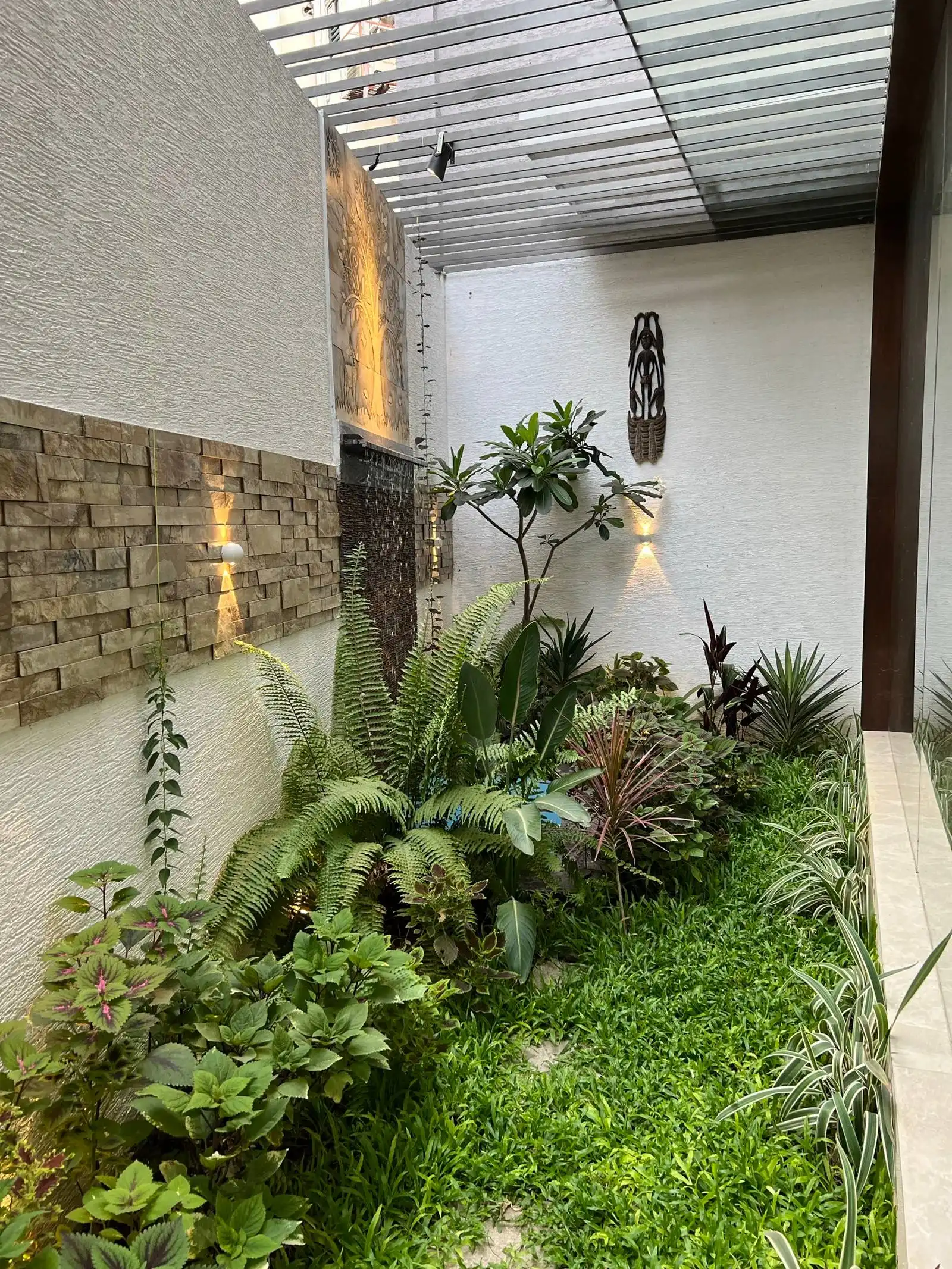 The use of glass walls and doors maximizes transparency, allowing natural light to penetrate deep into the adjacent rooms.