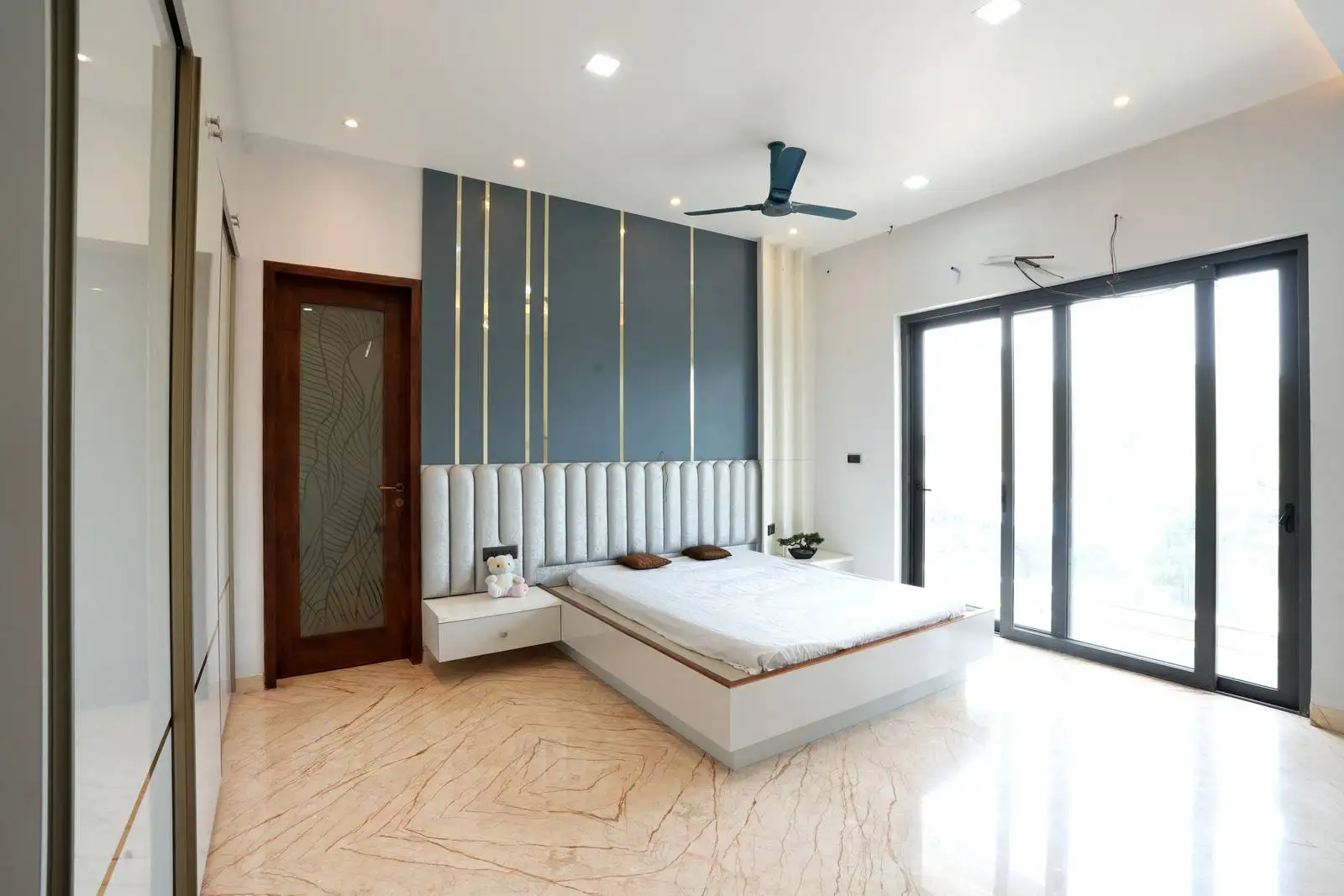 Multiple recessed lights provide even, ambient illumination, highlighting the room’s finishes and creating a welcoming atmosphere.