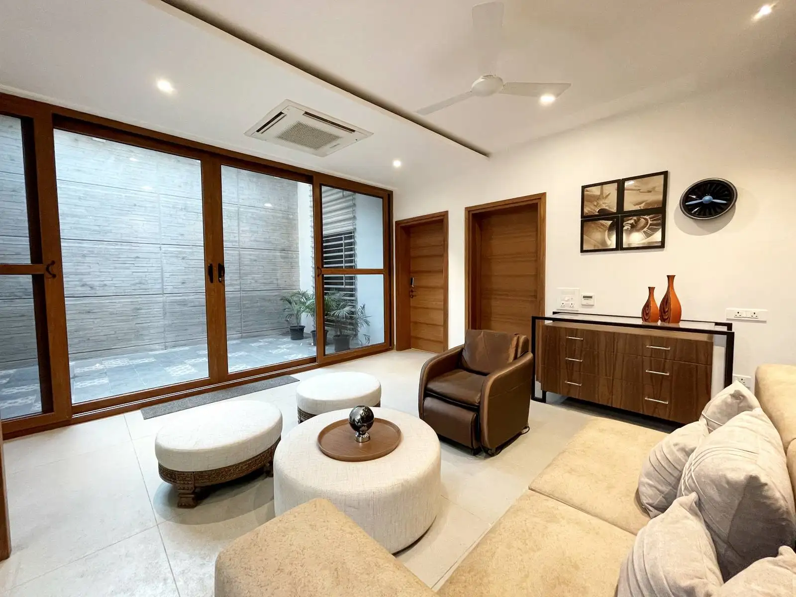 The first-floor family area uses natural teak, warm tones, and clean lines to create a bright, welcoming, and functional space. Open layouts, neutral furnishings, and ample daylight enhance comfort, flow, and visual balance.