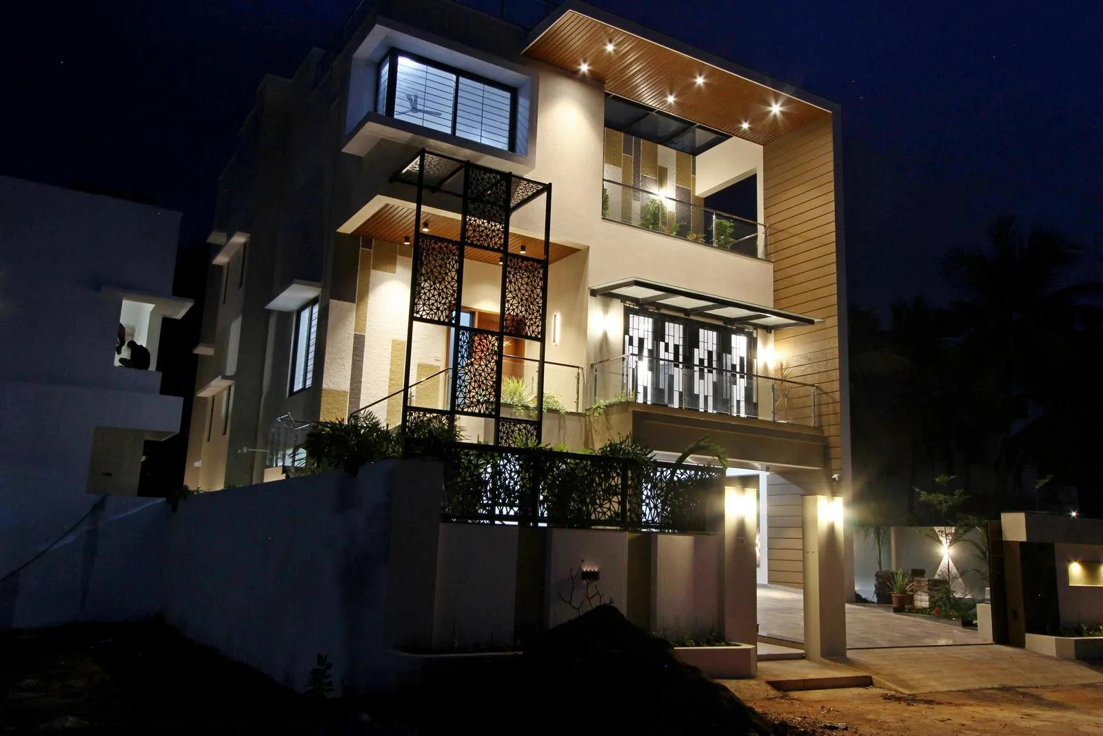 Energy-efficient LEDs, perimeter lights, and reflective balcony glazing enhance safety, visual rhythm, and night-time appeal.