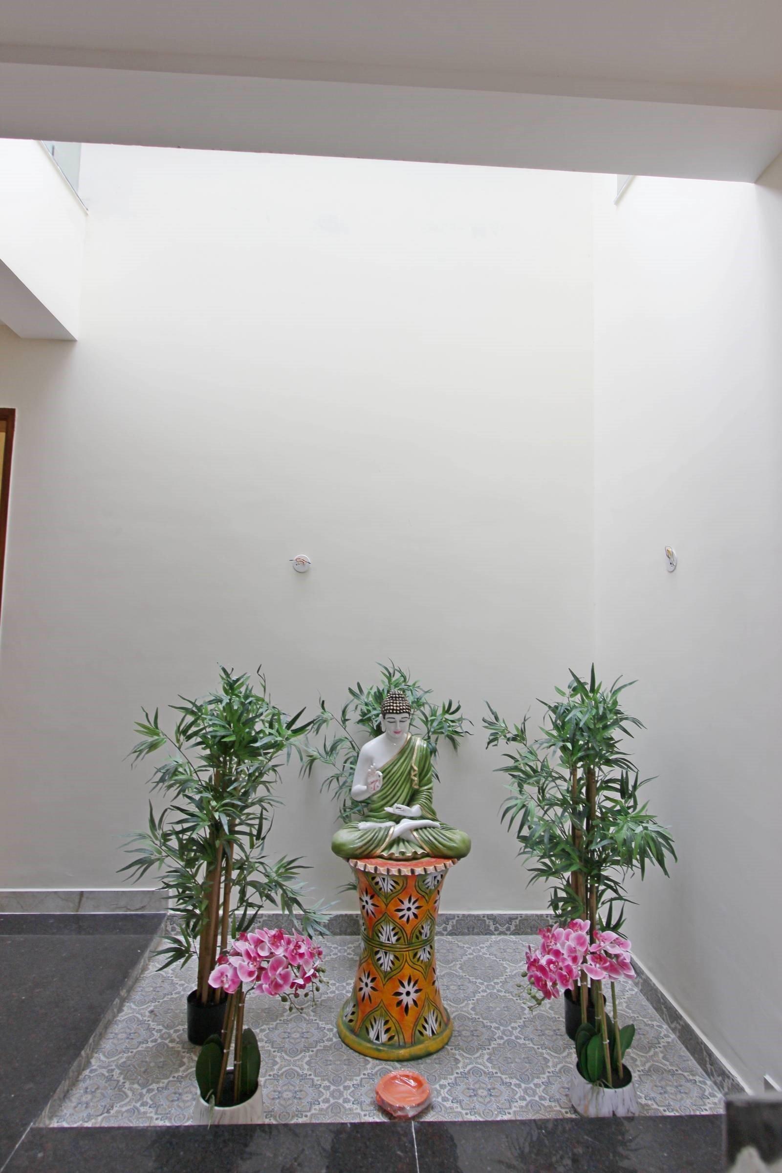 The courtyard floor is finished with patterned tiles, distinguishing it from the surrounding areas and adding visual interest. The use of a slightly raised platform further defines the courtyard zone.