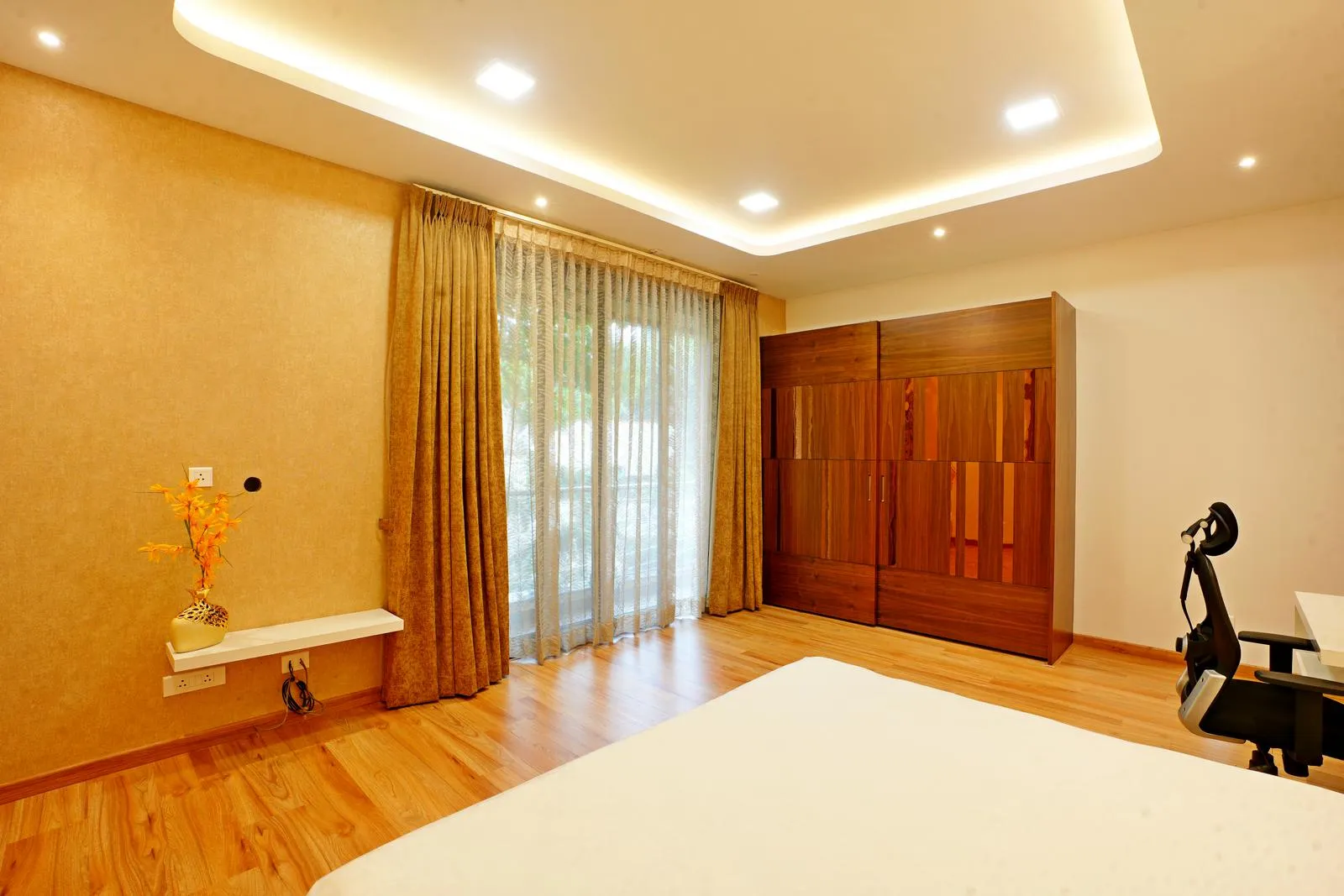 Seamlessly connecting to the balcony via floor-to-ceiling glass sliding doors, the space is bright and open. A side-wall wardrobe maintains balance while maximizing functional space.