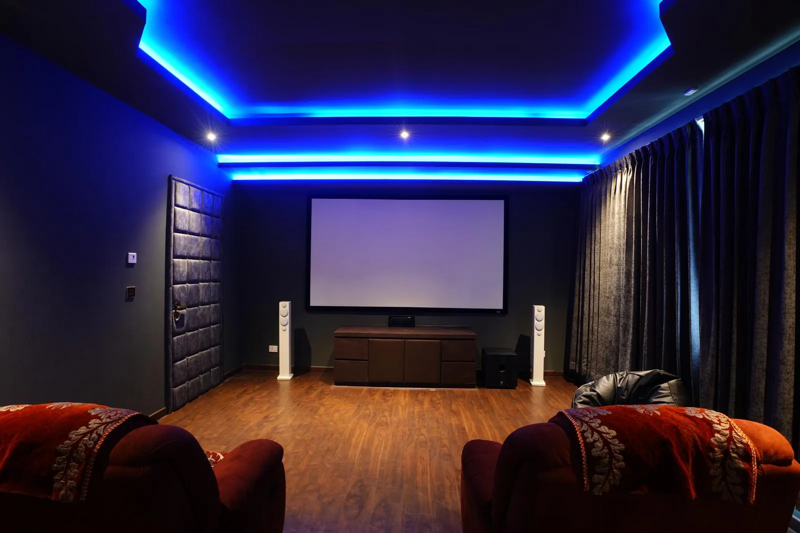 Designed for immersive sound and comfort, it provides a focused and enjoyable cinematic experience.