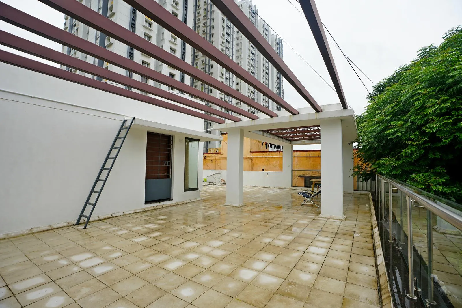 The terrace is a versatile outdoor space, with a pergola defining zones and glass railings ensuring safety and unobstructed views. Its open layout enhances openness, continuity, and connection with the surroundings.