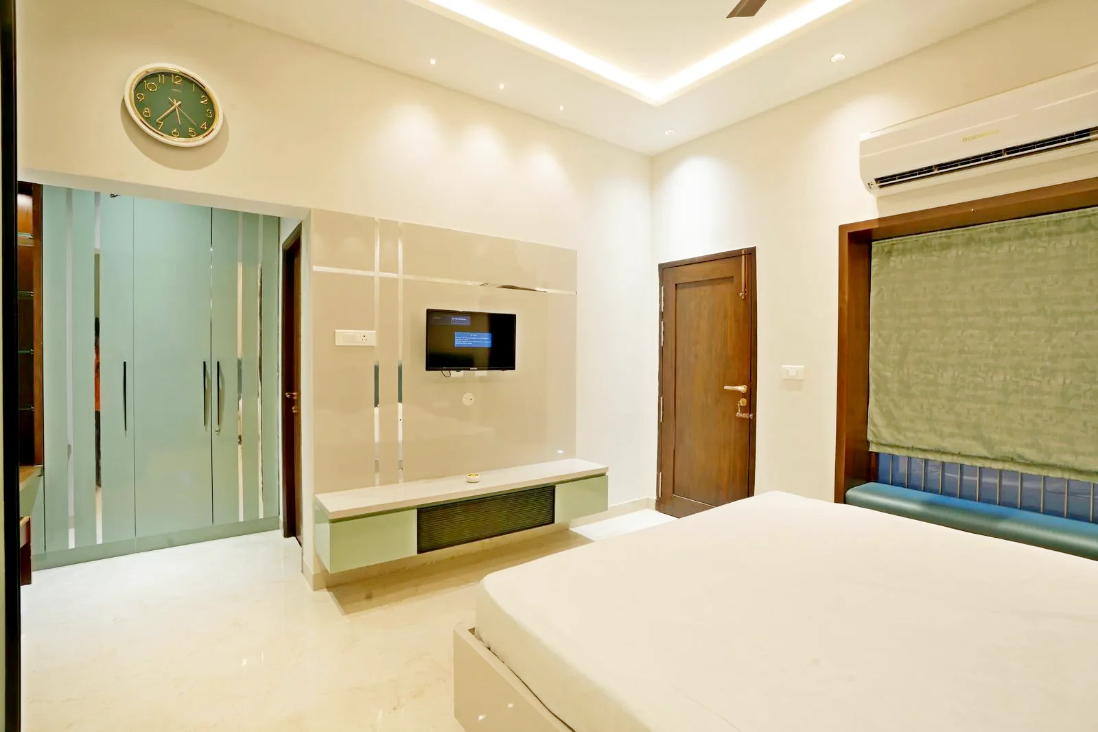 The right-side sitting window creates a cozy reading nook, while the frosted glass sliding door leads to a private dressing area.