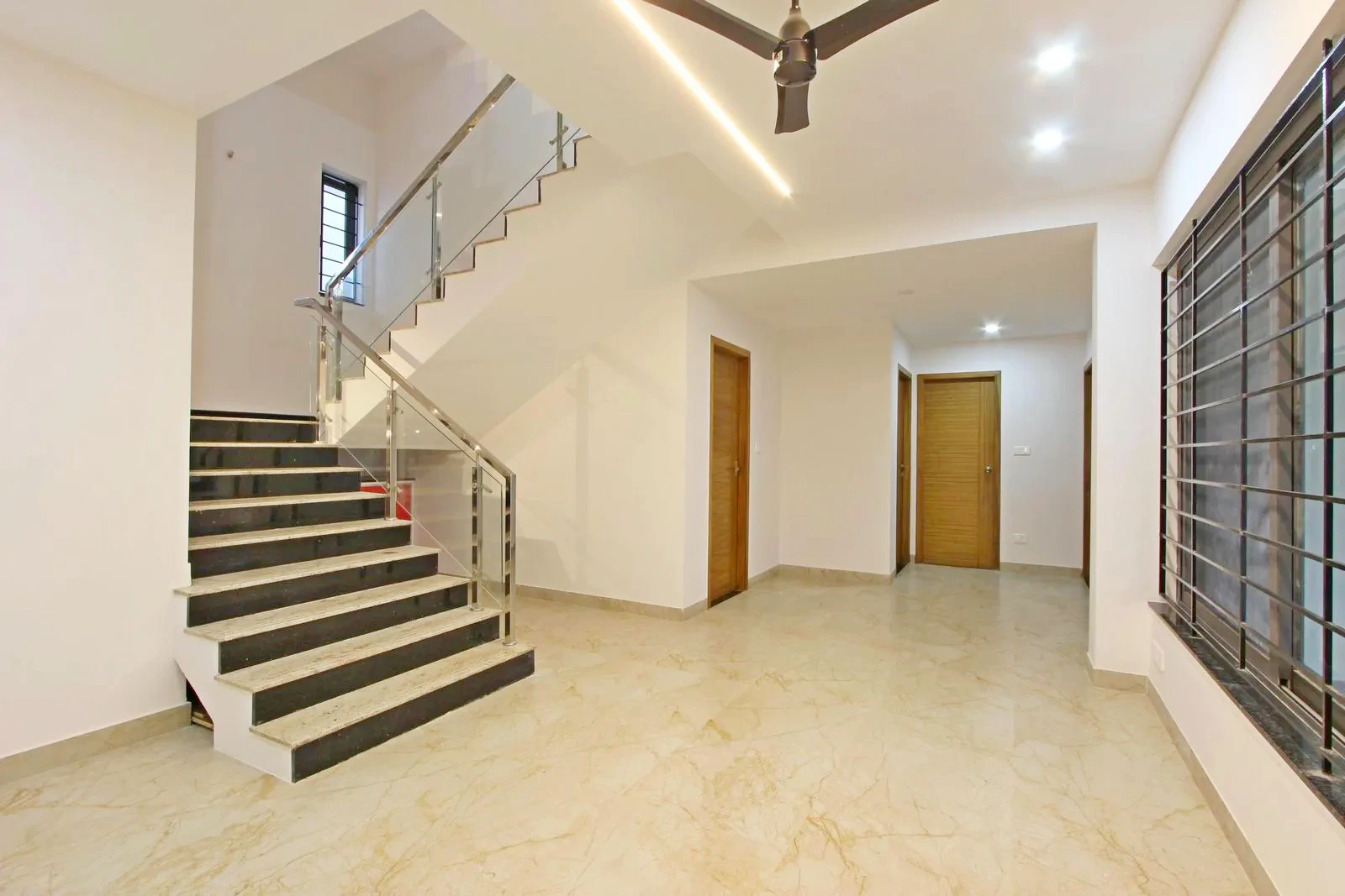 The large glazed window fills the space with light, boosts ventilation, and makes it feel bigger. LED ceiling strips and light finishes ensure a bright, airy, and energy-efficient interior.