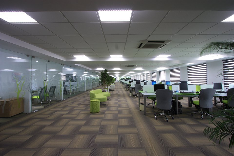 Efficient open-plan layout maximizes workstations and encourages team interaction.
Glass-walled meeting rooms enhance transparency and maintain visual openness.