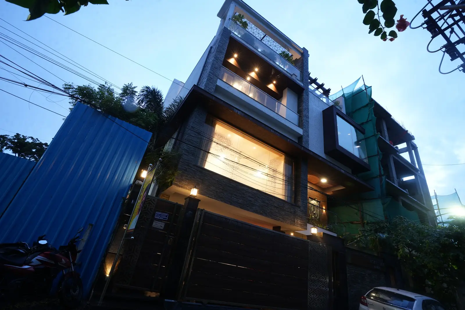 A detailed review of this 2200 sq.ft luxury home after four years, showcasing material durability, system performance, and timeless interior design.
