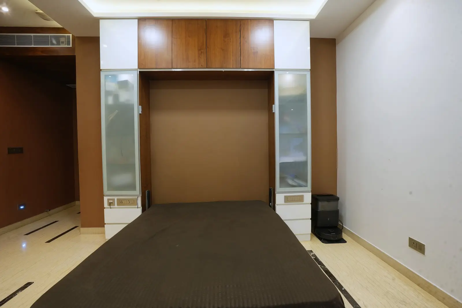 This kids’ bedroom begins with a entry corridor that adds privacy, ensuring the bed remains out of sight when entering. A compact, well-positioned toilet on the right enhances convenience and functionality. 