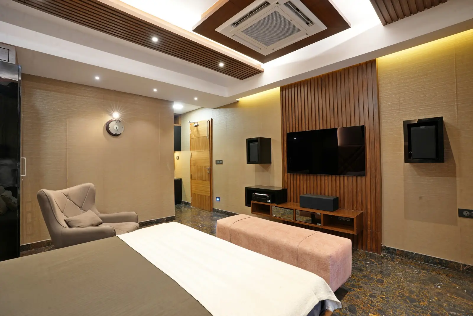 Even though it is not a large size, featuring a Denon home theater, dark-toned furnishings, layered ceiling, ambient lighting, natural veneer details, and centralized AC.